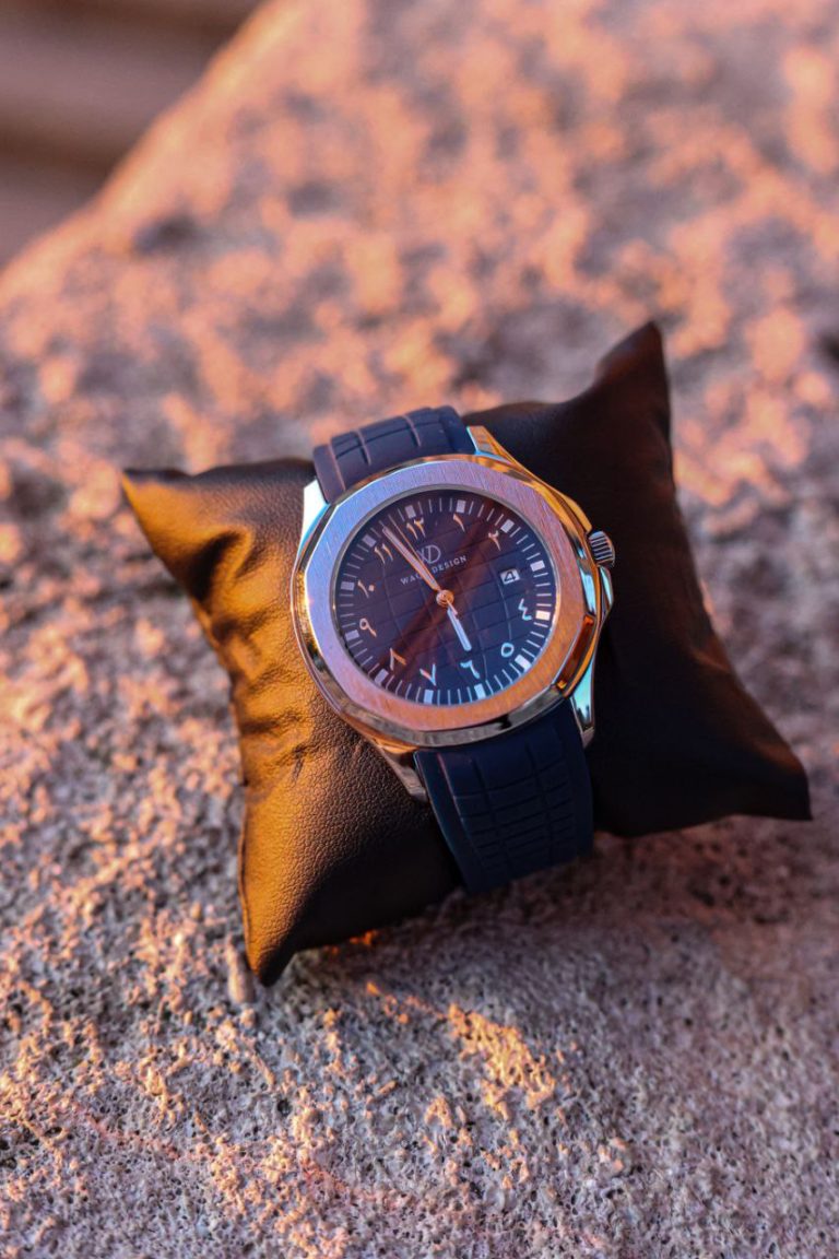 L'Héritage Suisse dans l'ADN Waqt Design | Horlogerie d'Exception 1 montre bleu chiffre arabes